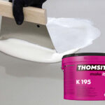 Nieuwe SMP-lijm THOMSIT K 195 voor LVT-vloeren: watervast en thermisch belastbaar