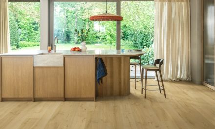 Quick-Step lanceert kraakvrije, waterdichte visgraatvloer in laminaat