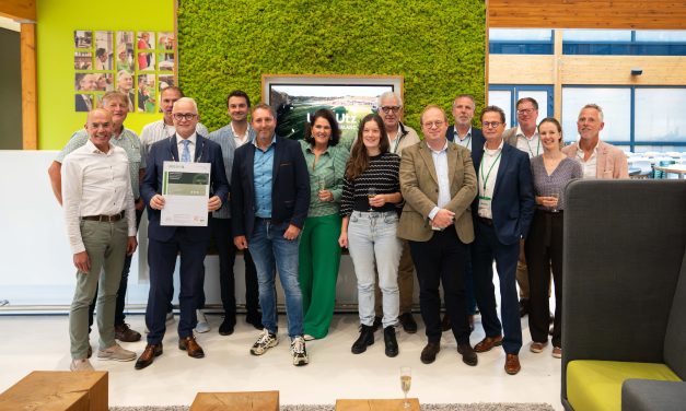 Uitreiking duurzaamheidscertificaat bedrijventerrein bij UZIN UTZ in Haaksbergen
